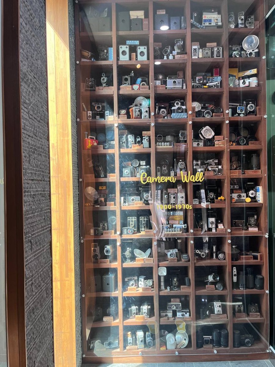 빈티지 카메라가 빼곡하게 전시된 Camera Wall
