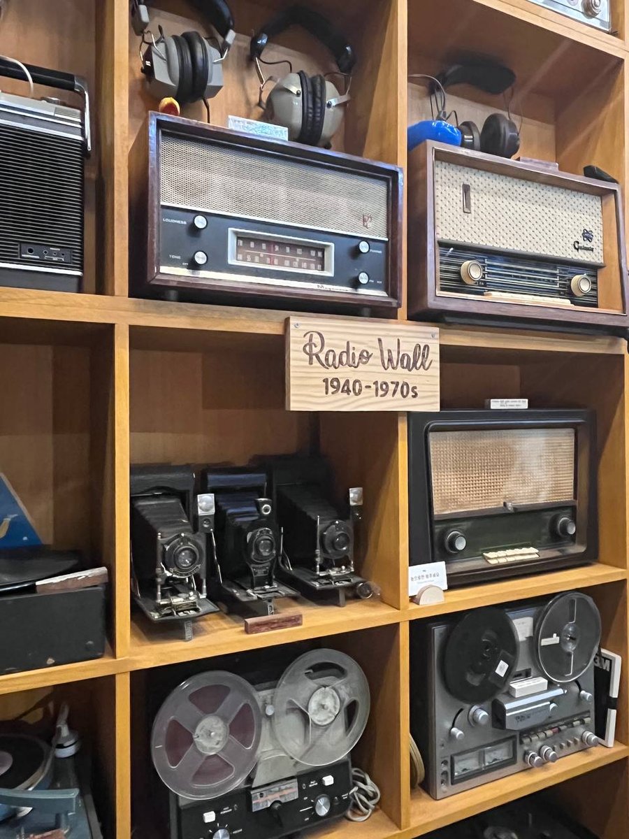 라디오와 오디오 장비가 놓인 Radio Wall