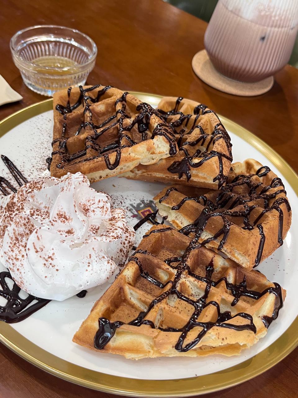 초콜릿 드리즐과 생크림이 얹힌 와플